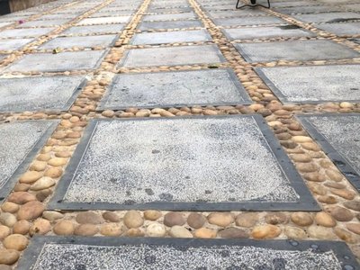 Đa tự nhiên băm bo trừ viền mầu đen lát sân vườn