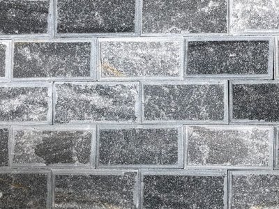 Đá tự nhiên ốp cổng bóc đen soi cạnh 10x20cm